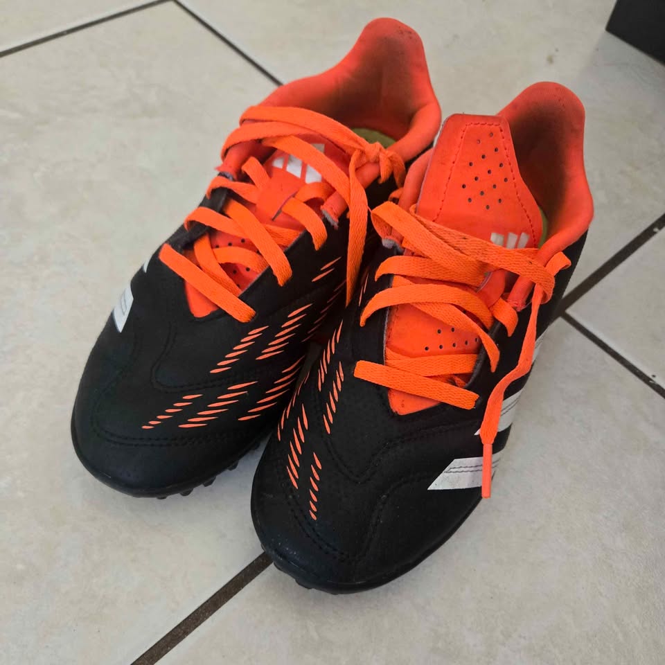 Adidas Predator Youth Soccer Cleats – Size 3.5